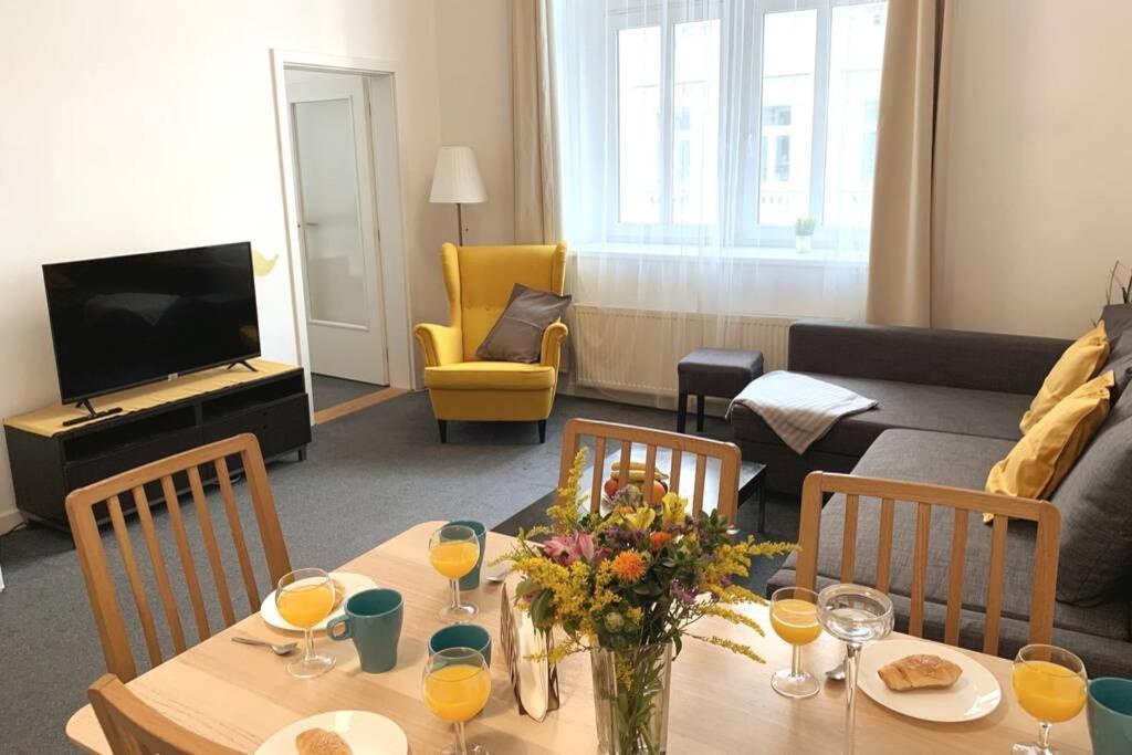 Little Tom Apartments Прага Екстериор снимка