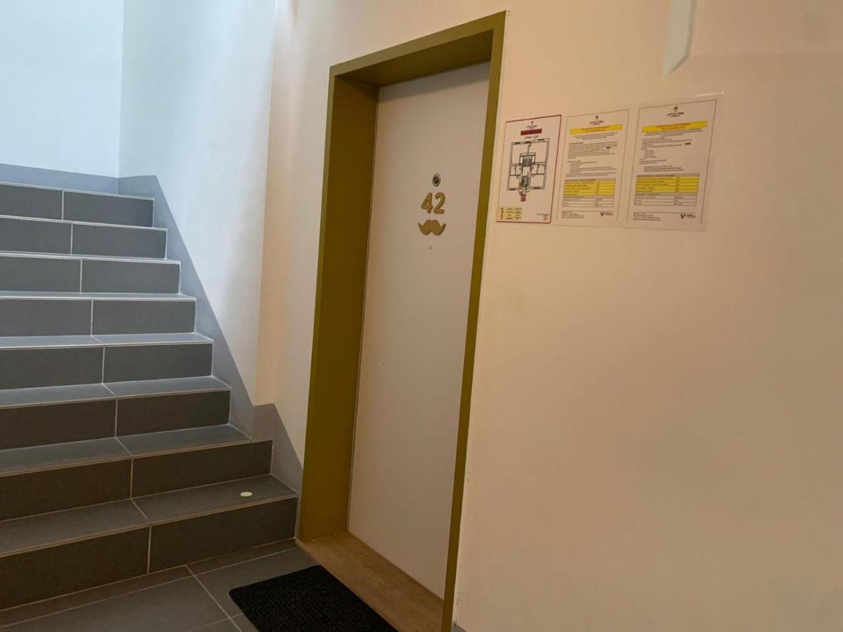 Little Tom Apartments Прага Екстериор снимка